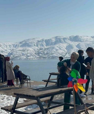 elazigda-kar-manzarasi-buyuledi-hazar-golu-ve-hazar-baba-dagina-ziyaretci-akini-8JZt1nUt.jpg