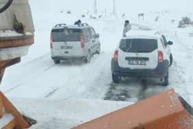 elazigda-kar-yagisinda-yolda-kalan-araclar-ekipler-tarafindan-kurtarildi-8kaaw3tG.jpg