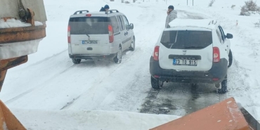 elazigda-kar-yagisinda-yolda-kalan-araclar-ekipler-tarafindan-kurtarildi-8kaaw3tG.jpg