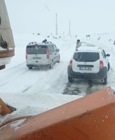 elazigda-kar-yagisinda-yolda-kalan-araclar-ekipler-tarafindan-kurtarildi-8kaaw3tG.jpg