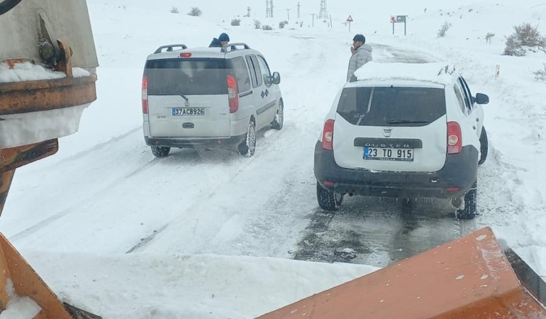 elazigda-kar-yagisinda-yolda-kalan-araclar-ekipler-tarafindan-kurtarildi-8kaaw3tG.jpg