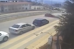 elazigda-kontrolden-cikan-otomobil-park-halindeki-araca-carpti-h9OCeVHf.jpg