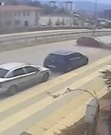 elazigda-kontrolden-cikan-otomobil-park-halindeki-araca-carpti-h9OCeVHf.jpg