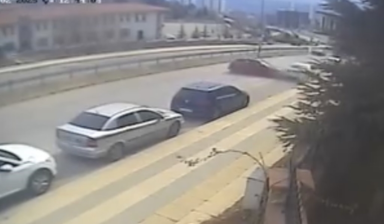 elazigda-kontrolden-cikan-otomobil-park-halindeki-araca-carpti-h9OCeVHf.jpg