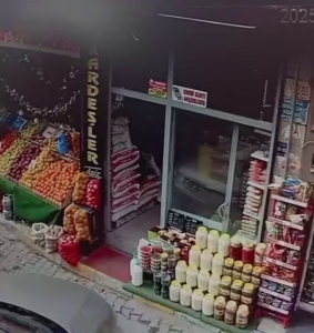 elazigda-manav-tezgahina-carpan-arac-kazasi-XnE4kIv8.jpg