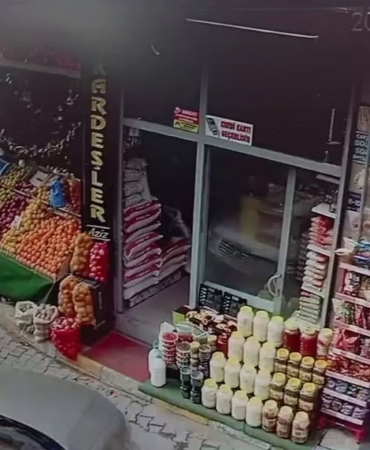 elazigda-manav-tezgahina-carpan-arac-kazasi-XnE4kIv8.jpg