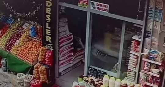 Elazığ'da Manav Tezgahına Çarpan Araç Kazası Elazığ’da Manav Tezgahına Çarpan Araç Kazası