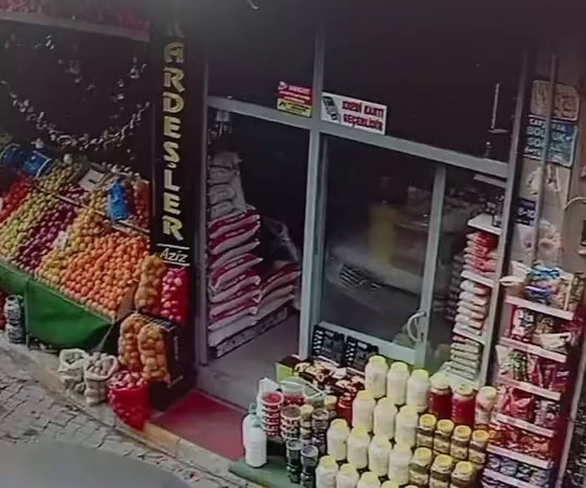 elazigda-manav-tezgahina-carpan-arac-kazasi-XnE4kIv8.jpg