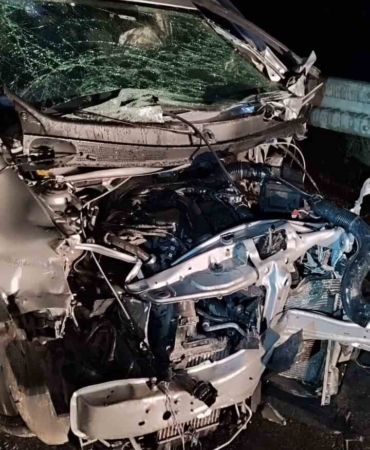 elazigda-otomobil-bariyere-carpti-4-yarali-s6AsEiwK.jpg