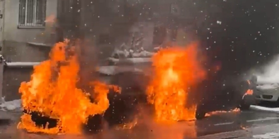 Elazığ'da Park Halindeki Araçlar Kısa Sürede Alev Aldı Elazığ’da Park Halindeki Araçlar Kısa Sürede Alev Aldı