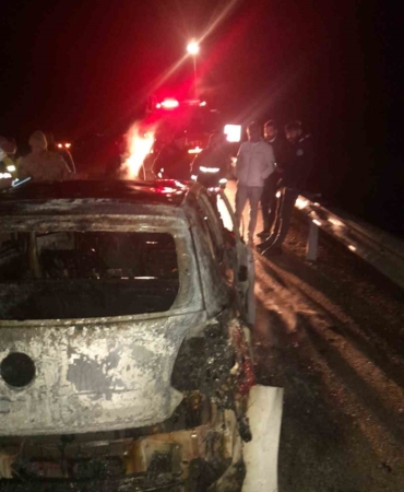 elazigda-seyir-halindeki-arac-alev-aldi-LGURsbzM.jpg
