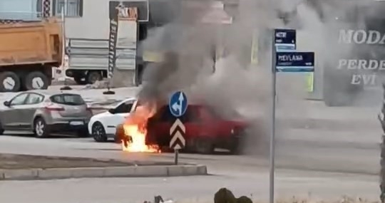 Elazığ'da Seyir Halindeki Araç Alev Alev Yandı Elazığ’da Seyir Halindeki Araç Alev Alev Yandı