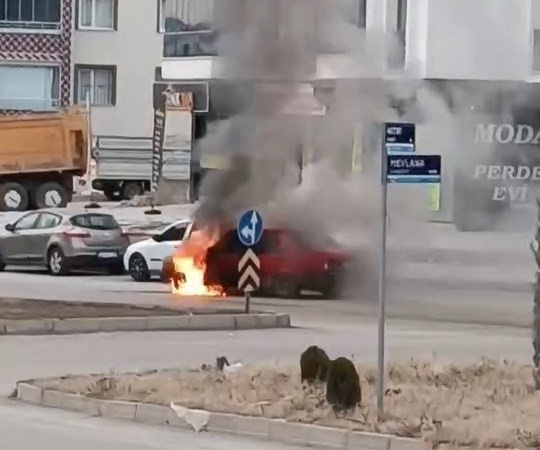 elazigda-seyir-halindeki-arac-alev-alev-yandi-scea7kIM.jpg
