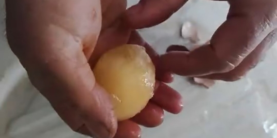 Elazığ'da Soğuk Hava Etkisi: Yumurtanın Donma Anı Görüntülendi Elazığ’da Soğuk Hava Etkisi: Yumurtanın Donma Anı Görüntülendi