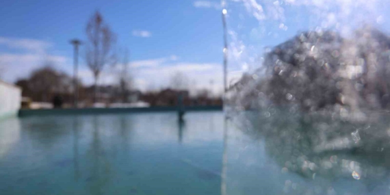 Elazığ'da Soğuk Hava ve Buz Kaplı Süs Havuzları Elazığ’da Soğuk Hava ve Buz Kaplı Süs Havuzları