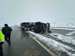 elazigda-tir-kazasi-surucu-hafif-yaralandi-5sCE5fIk.jpg