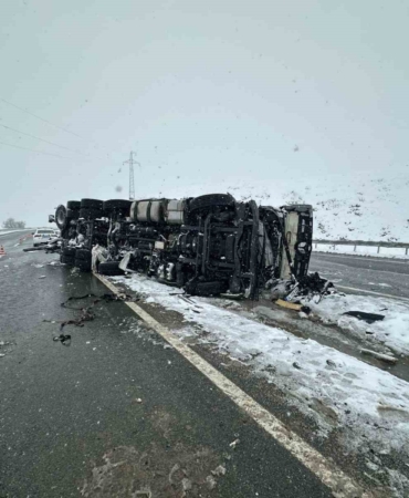elazigda-tir-kazasi-surucu-hafif-yaralandi-5sCE5fIk.jpg