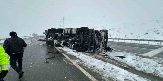 Elazığ’da Tır Kazası: Sürücü Hafif Yaralandı Elazığ’da Tır Kazası: Sürücü Hafif Yaralandı