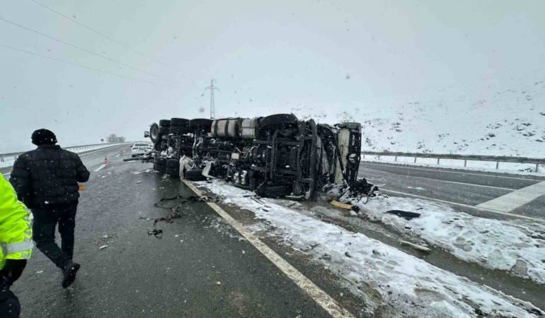 elazigda-tir-kazasi-surucu-hafif-yaralandi-5sCE5fIk.jpg