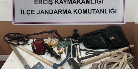 Erciş'te Kaçak Kazı Operasyonu: 4 Şüpheli Yakalandı Erciş’te Kaçak Kazı Operasyonu: 4 Şüpheli Yakalandı