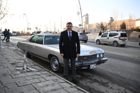 erzurum-valisi-mustafa-ciftci-1973-model-klasik-aracla-sehir-turu-yapti-wHdzv1Ey.jpg
