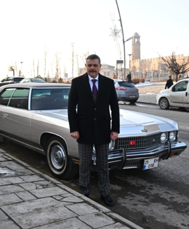 erzurum-valisi-mustafa-ciftci-1973-model-klasik-aracla-sehir-turu-yapti-wHdzv1Ey.jpg