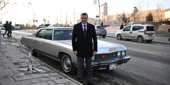 Erzurum Valisi Mustafa Çiftçi, 1973 Model Klasik Araçla Şehir Turu Yaptı Erzurum Valisi Mustafa Çiftçi, 1973 Model Klasik Araçla Şehir Turu Yaptı