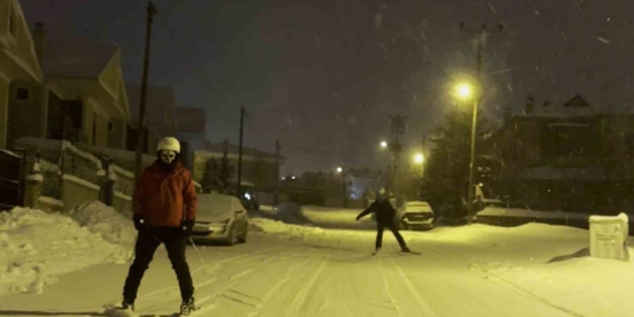 Erzurum'da Kar Yağışı ile Eğlenceli Anlar Erzurum’da Kar Yağışı ile Eğlenceli Anlar