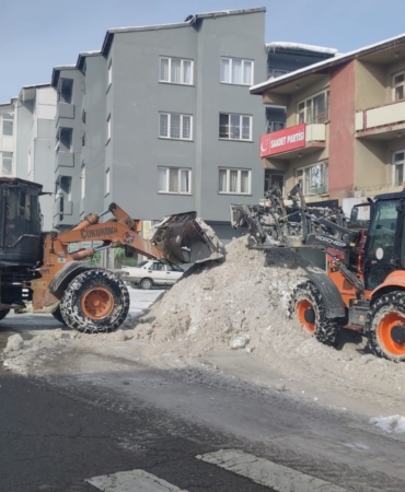 erzurumda-karla-mucadele-calismalari-hiz-kesmeden-devam-ediyor-fgjfpfgT.jpg