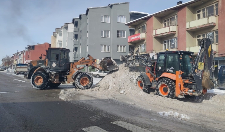 erzurumda-karla-mucadele-calismalari-hiz-kesmeden-devam-ediyor-fgjfpfgT.jpg