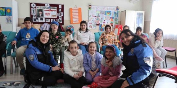 Erzurum'da Polisle Özel Eğitim Öğrencileri Buluştu Erzurum’da Polisle Özel Eğitim Öğrencileri Buluştu