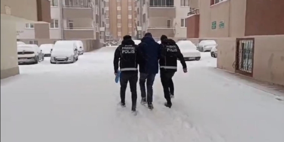 Erzurum'da Sokak Satıcılarına Yönelik Operasyon: 4 Gözaltı, 3 Tutuklama Erzurum’da Sokak Satıcılarına Yönelik Operasyon: 4 Gözaltı, 3 Tutuklama