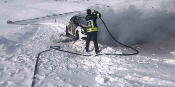 Erzurum'un Horasan İlçesinde Araç Yangını: Can Kaybı Yok Erzurum’un Horasan İlçesinde Araç Yangını: Can Kaybı Yok