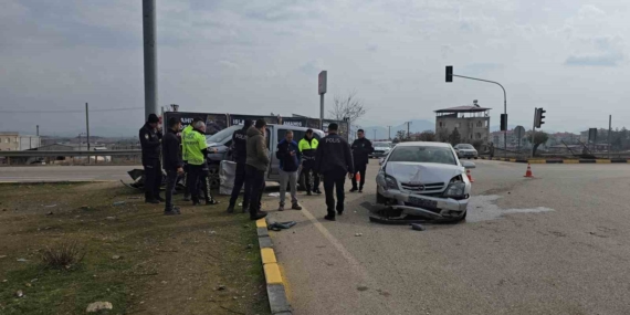Gaziantep İslahiye'de Trafik Kazası: 2 Yaralı Gaziantep İslahiye’de Trafik Kazası: 2 Yaralı