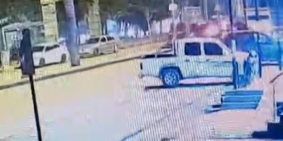 Gaziantep Nizip'te Sokak Köpekleri Saldırısı Sonrası Trafik Kazası Gaziantep Nizip’te Sokak Köpekleri Saldırısı Sonrası Trafik Kazası