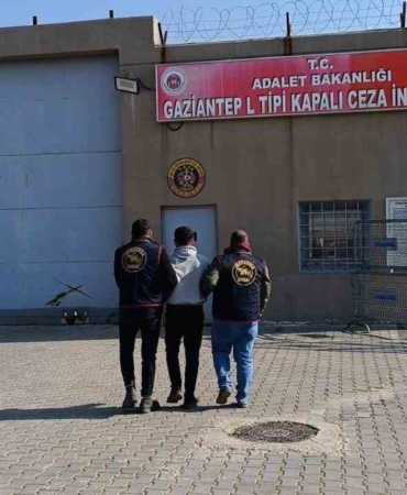 gaziantepte-dolandiricilik-ve-yagma-suclarindan-aranan-iki-supheli-yakalandi-FGPPKOvg.jpg