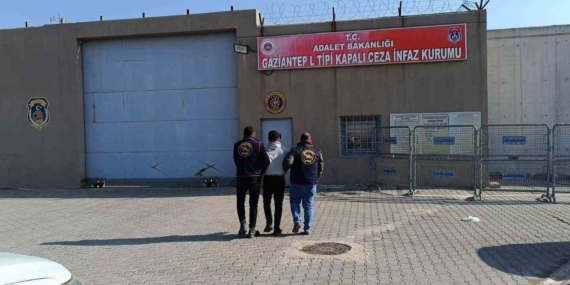 Gaziantep'te Dolandırıcılık ve Yağma Suçlarından Aranan İki Şüpheli Yakalandı Gaziantep’te Dolandırıcılık ve Yağma Suçlarından Aranan İki Şüpheli Yakalandı