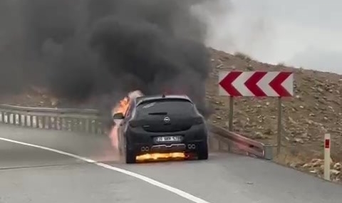 Gercüş’te Seyir Halindeki Otomobil Alev Alev Yandı