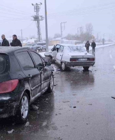gevasta-trafik-kazasi-iki-yarali-YSmOTtTC.jpg
