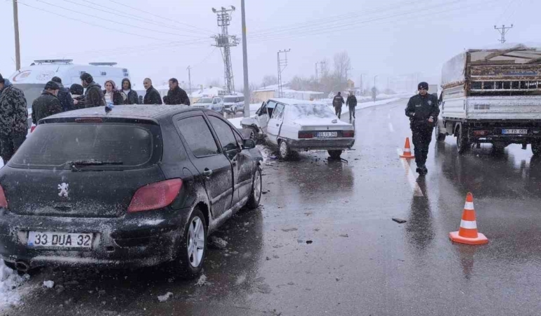 gevasta-trafik-kazasi-iki-yarali-YSmOTtTC.jpg