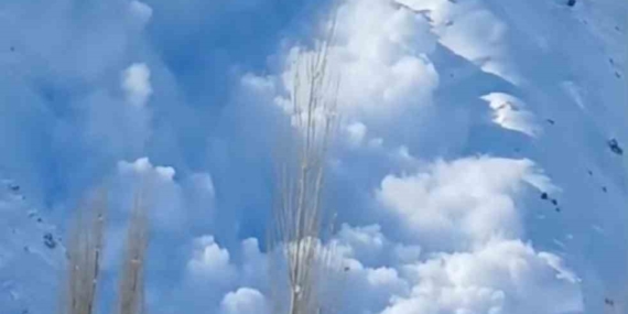 Hakkari'de Çığ Düşmesi Anı Kameraya Alındı Hakkari’de Çığ Düşmesi Anı Kameraya Alındı