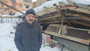 hakkaride-kar-yagisi-sonrasi-mobilya-atolyesi-coktu-ehKJvQRn.jpg