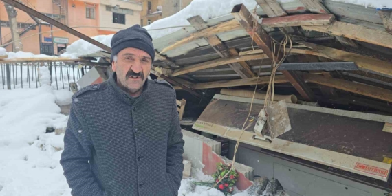 Hakkari'de Kar Yağışı Sonrası Mobilya Atölyesi Çöktü Hakkari’de Kar Yağışı Sonrası Mobilya Atölyesi Çöktü