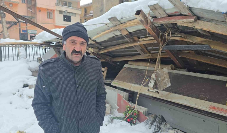 hakkaride-kar-yagisi-sonrasi-mobilya-atolyesi-coktu-ehKJvQRn.jpg
