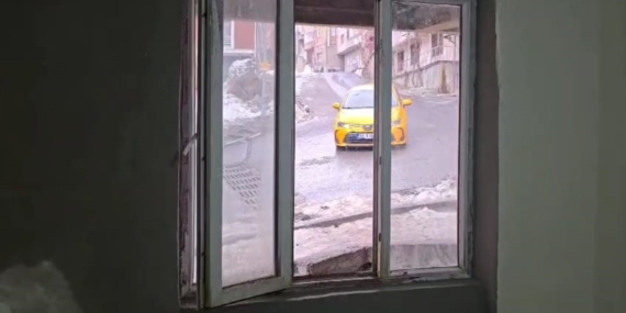 Hakkari'de Park Halindeki Araç Evin Duvarını Yıktı Hakkari’de Park Halindeki Araç Evin Duvarını Yıktı