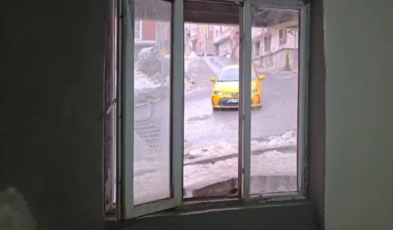 hakkaride-park-halindeki-arac-evin-duvarini-yikti-bmkClI2X.jpg