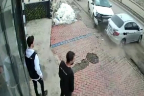 hakkaride-trafik-kazasi-kontrolden-cikan-arac-park-halindeki-araca-carpti-2BzmO3iI.jpg