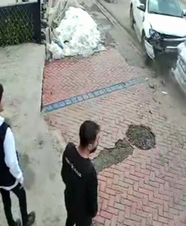 hakkaride-trafik-kazasi-kontrolden-cikan-arac-park-halindeki-araca-carpti-2BzmO3iI.jpg