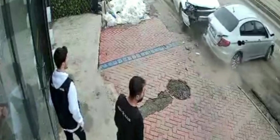 Hakkari'de Trafik Kazası: Kontrolden Çıkan Araç Park Halindeki Araca Çarptı Hakkari’de Trafik Kazası: Kontrolden Çıkan Araç Park Halindeki Araca Çarptı