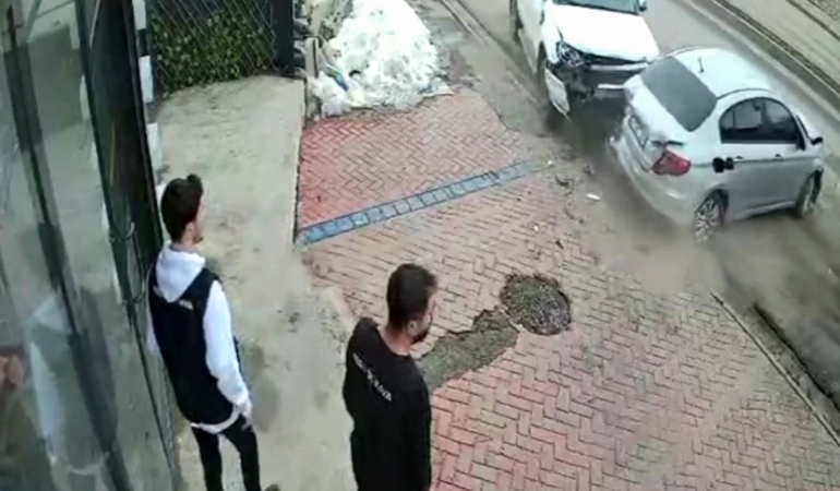hakkaride-trafik-kazasi-kontrolden-cikan-arac-park-halindeki-araca-carpti-2BzmO3iI.jpg